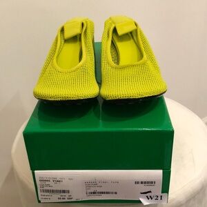 Brand new never worn Bottega Veneta Flex stretch pump web. Kiwi color.